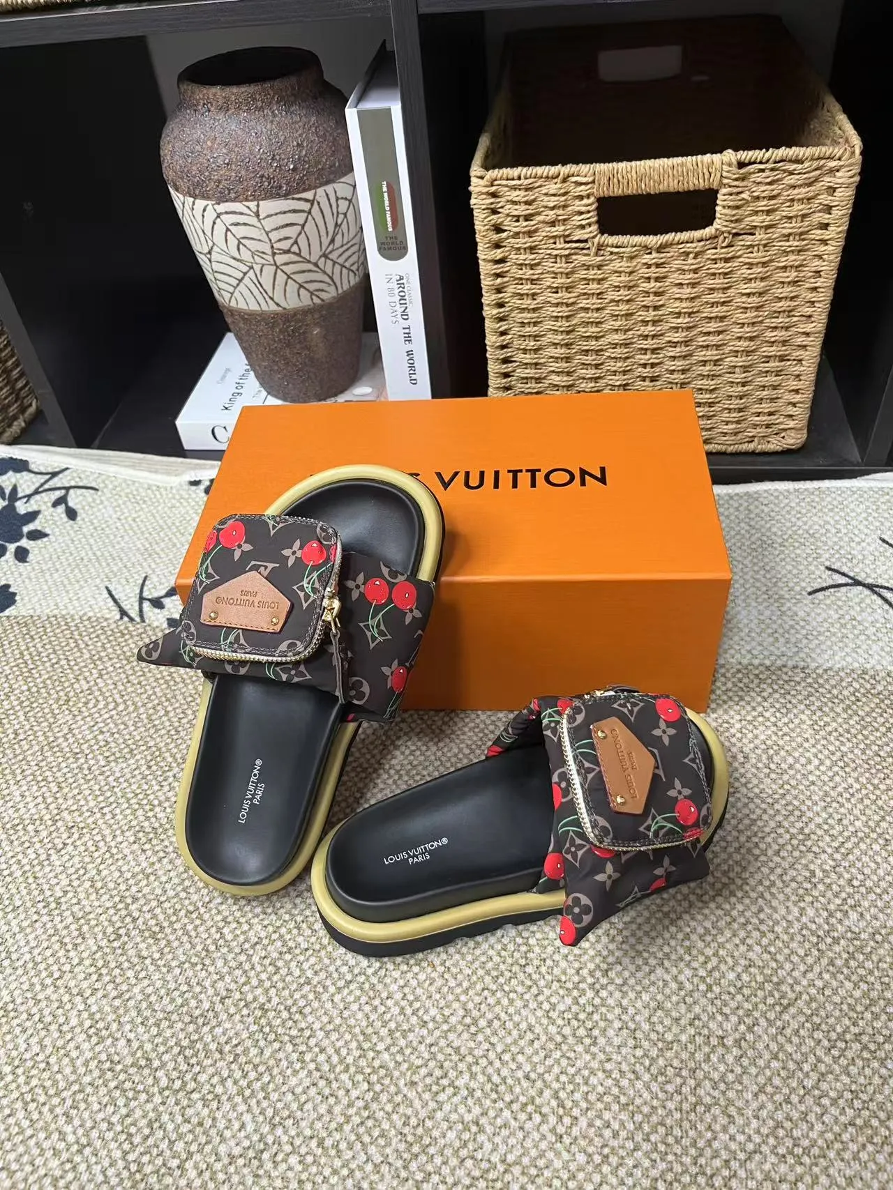 P380 yuan LV Louis Vuitton Full of high-end feel! A popular model among bloggers at home and abroad, it’s retro and fashionable, and looks stunning on your feet! Mainly recommended model on the official website★ ━━━━━ ЅᏇєєt ━━━━━ ▪️Upper: original calfskin ➕5D printing process ▪️Inner: imported mixed sheepskin ▪️Outsole: original molded foam outsole ▪️Size: Female 35-40 Men's 39-44 (women's 41 men's 45)